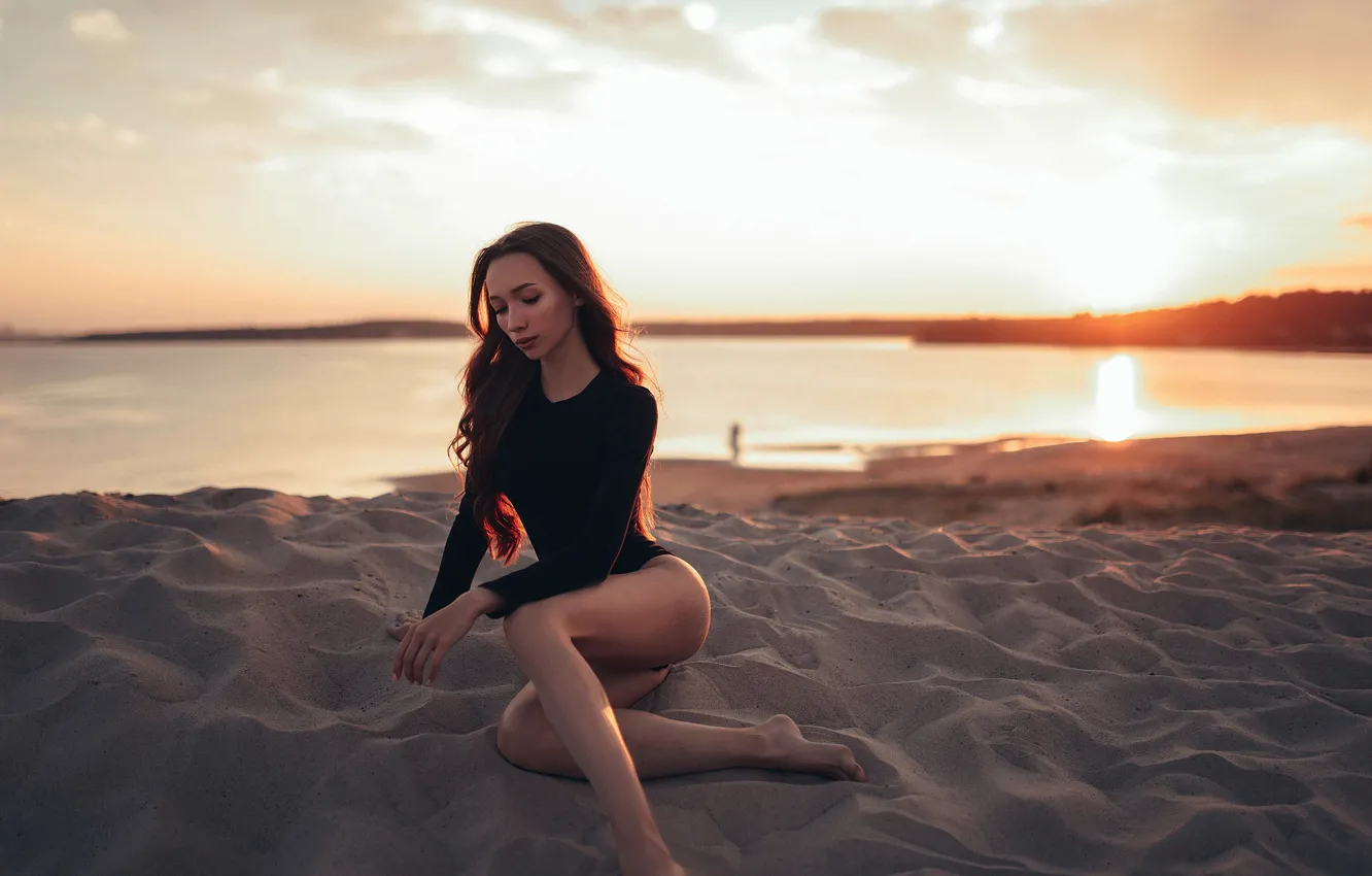 Фото обои песок, пляж, поза, Девушка, Виктория Руских