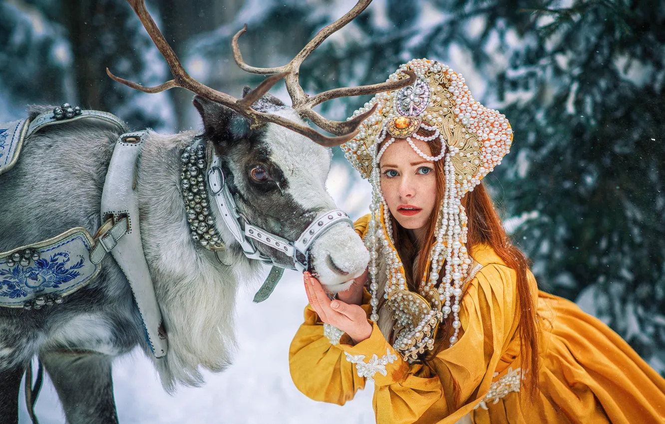 Фото обои зима, взгляд, девушка, украшения, поза, олень, кокошник, Анастасия Савичева