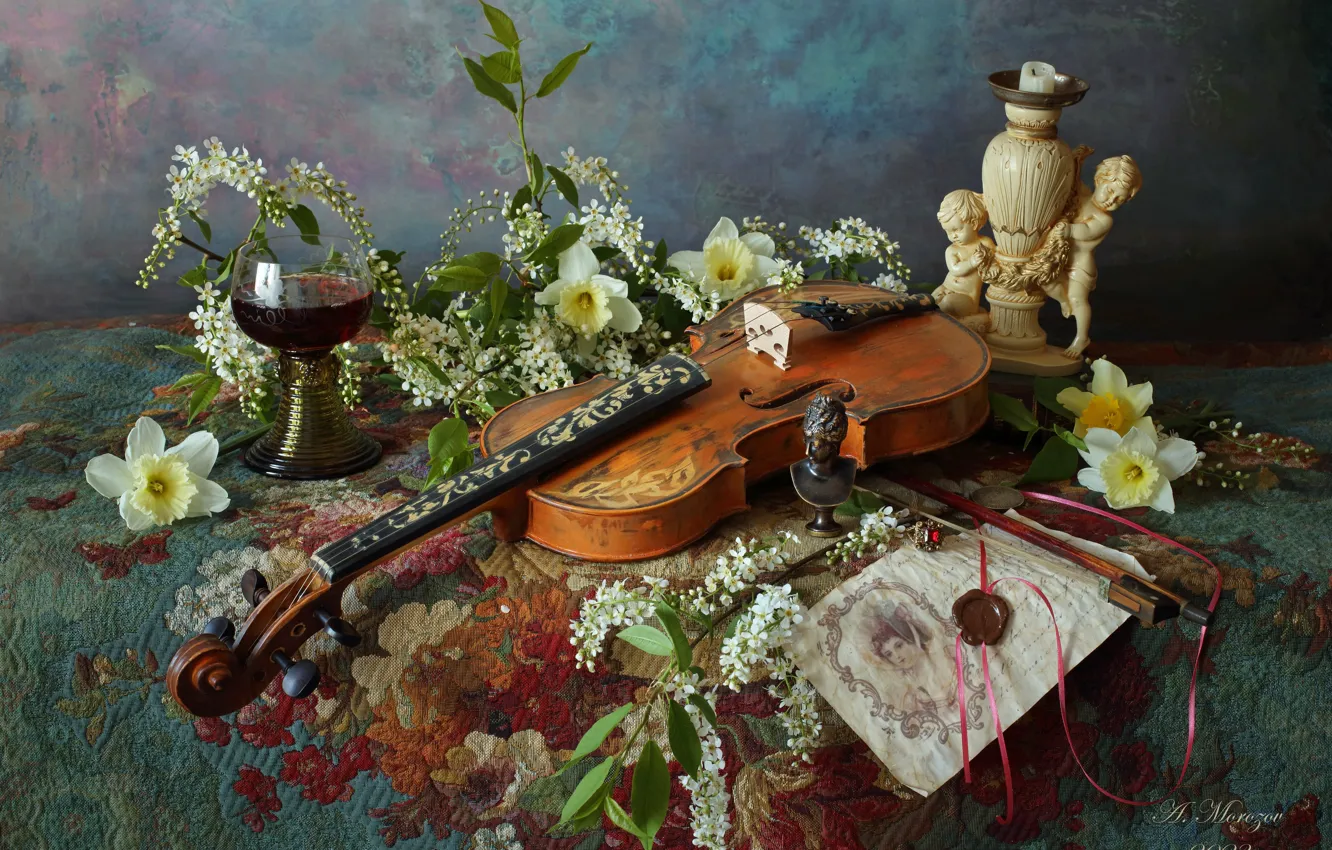 Фото обои цветы, стиль, скрипка, бокал, натюрморт, подсвечник, нарциссы, черёмуха