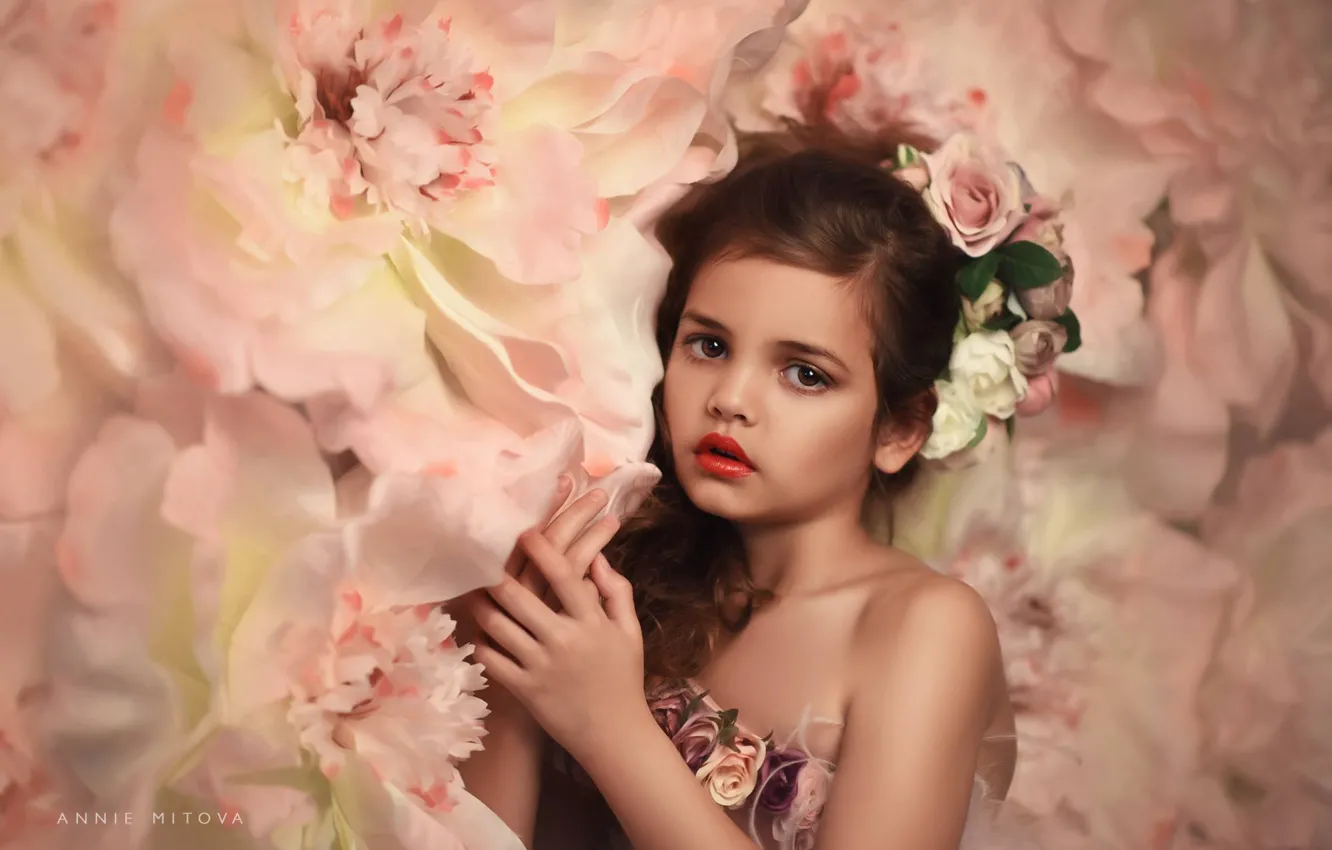 Фото обои взгляд, цветы, руки, девочка, венок, Annie Mitova