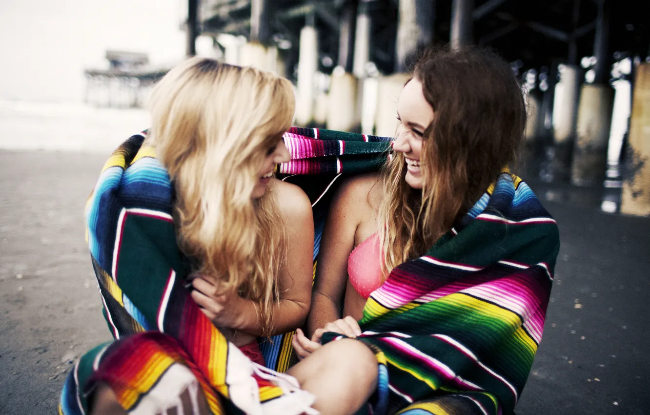 Фото обои девушки, смех, брюнетка, блондинка, подруги, смеются