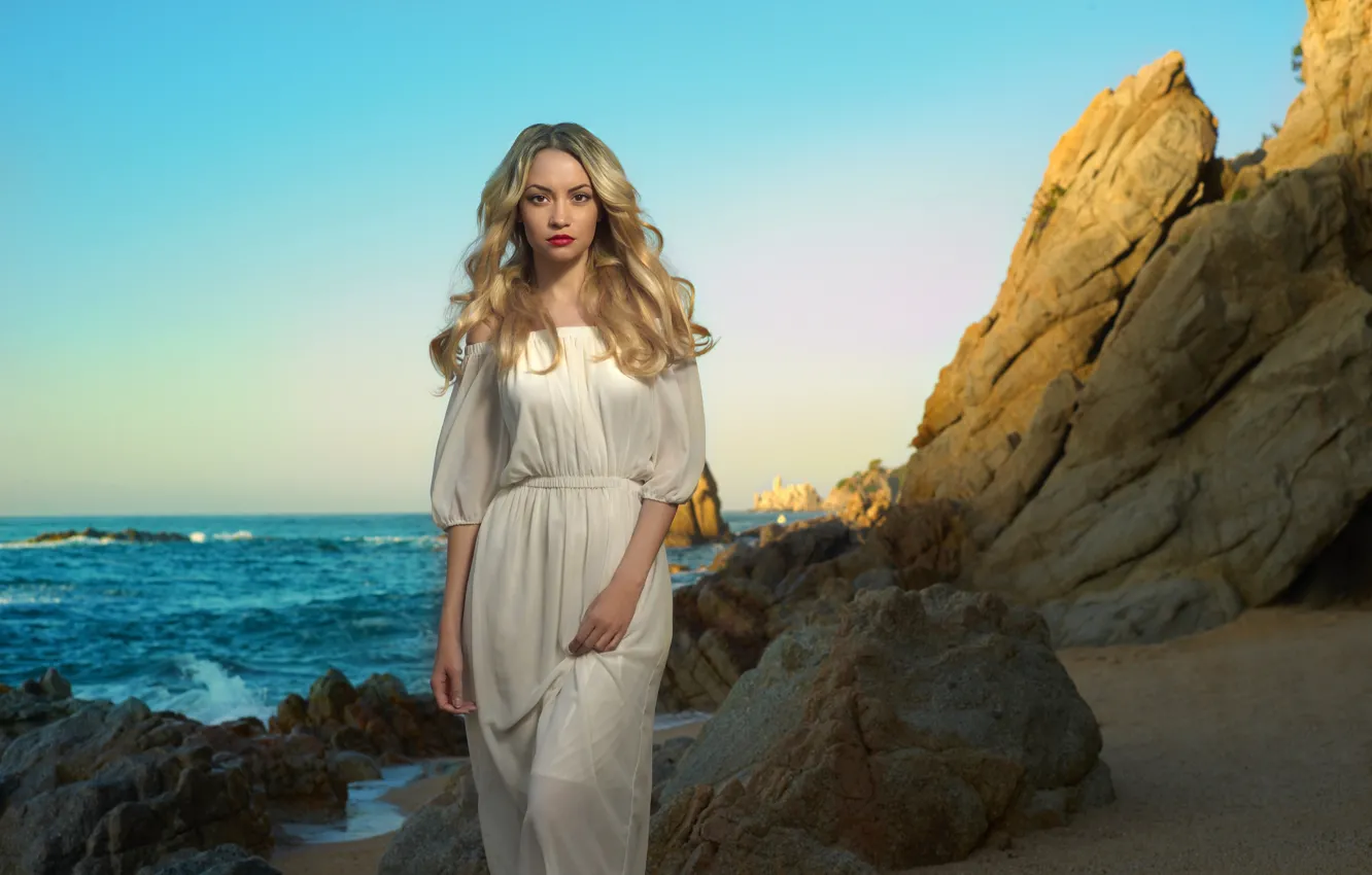 Фото обои море, девушка, скала, берег, модель, макияж, прическа