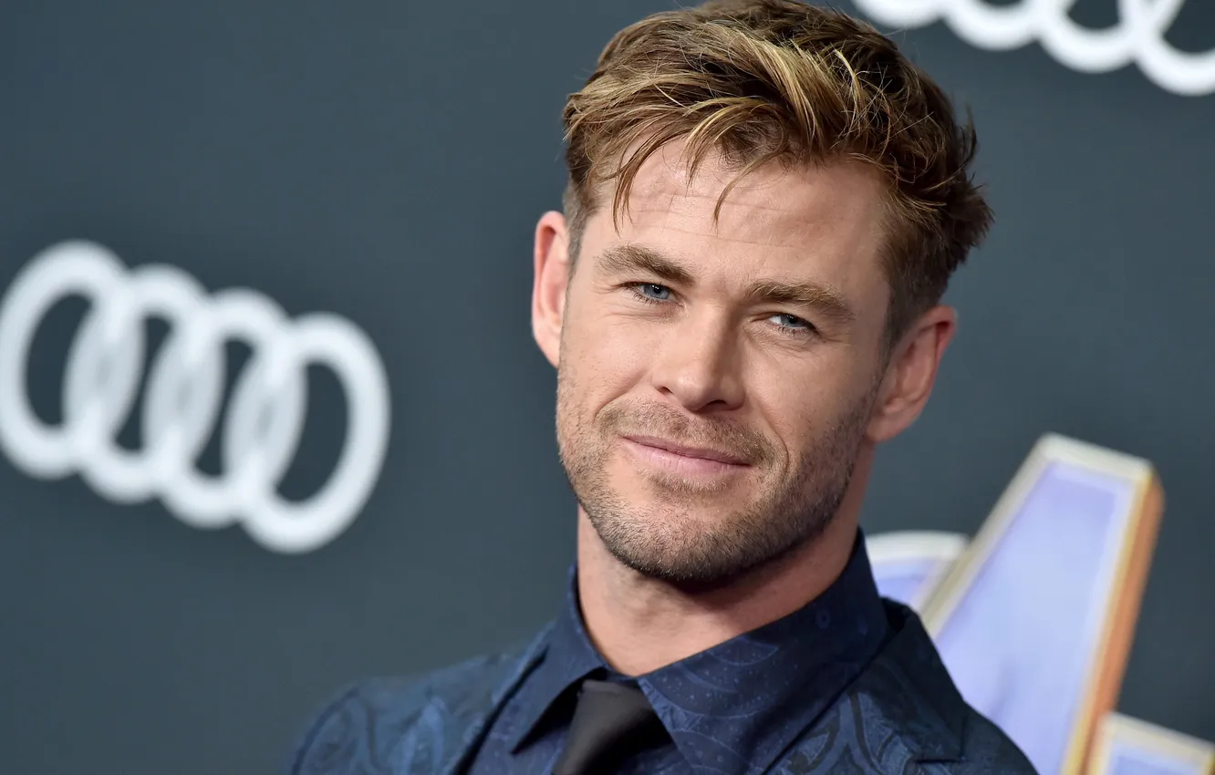 Фото обои улыбка, портрет, костюм, актёр, Крис Хемсворт, Chris Hemsworth