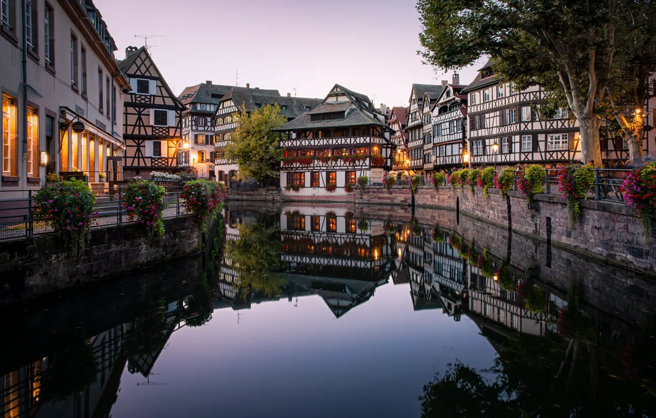 Фото обои цветы, отражение, Франция, здания, дома, канал, набережная, Страсбург
