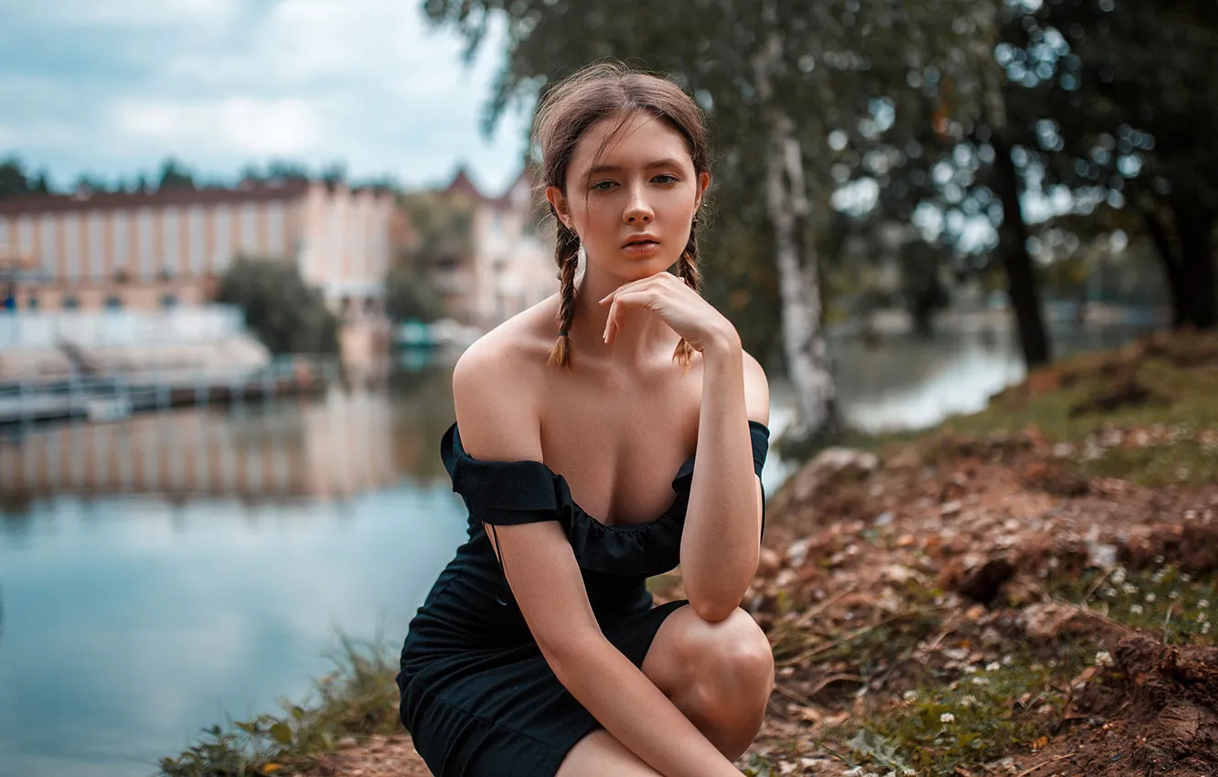 Фото обои girl, cleavage, river, dress, legs, photo, photographer, park