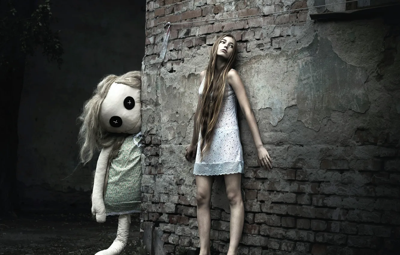 Фото обои девушка, город, стена, сон, кукла, ночнушка, босая