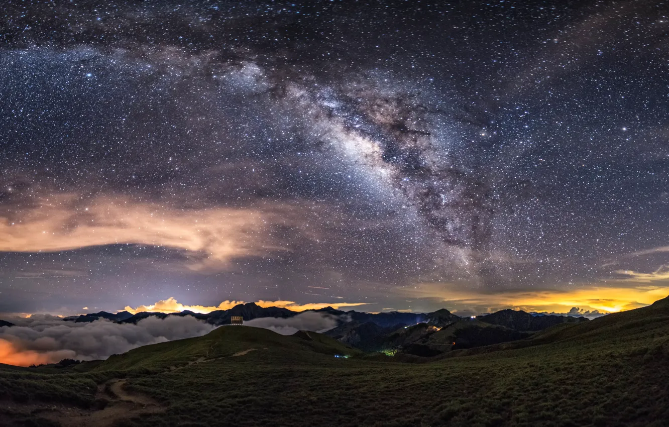 Фото обои облака, горы, lights, огни, Млечный Путь, mountains, clouds, Milky Way
