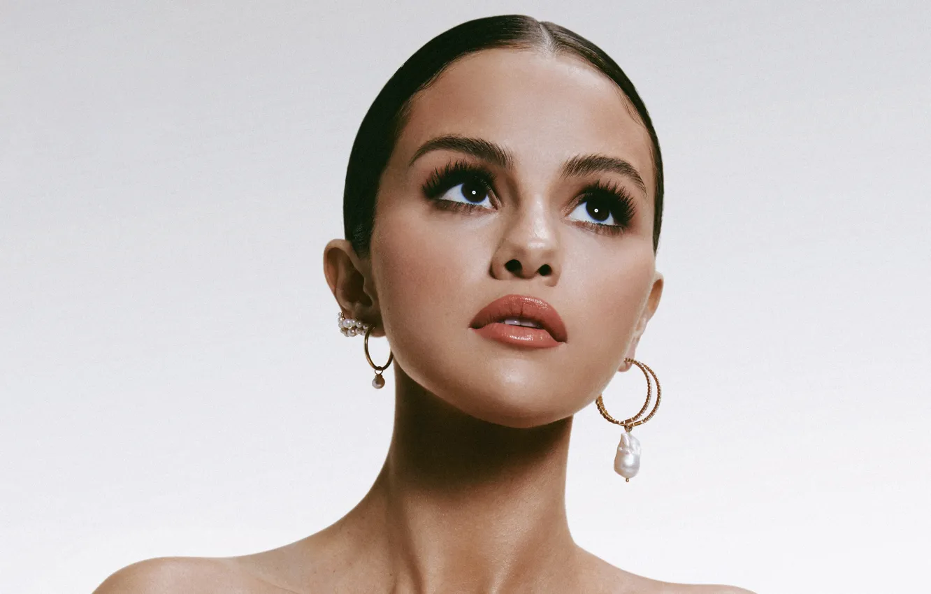 Фото обои взгляд, модель, портрет, серьги, актриса, певица, светлый фон, model