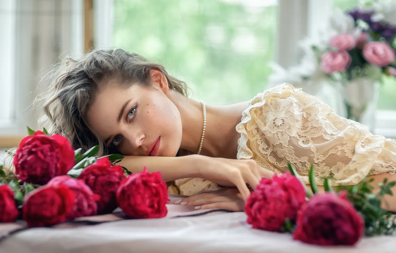 Фото обои взгляд, девушка, цветы, лицо, фото, бусы, красивая, пионы