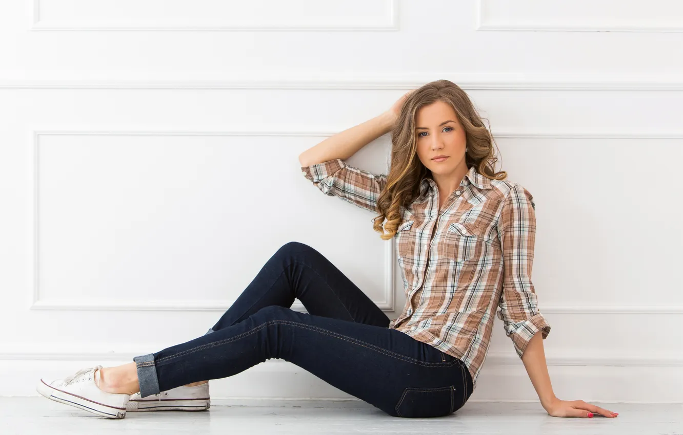 Фото обои girl, beautiful, jeans, look, cute, long-haired