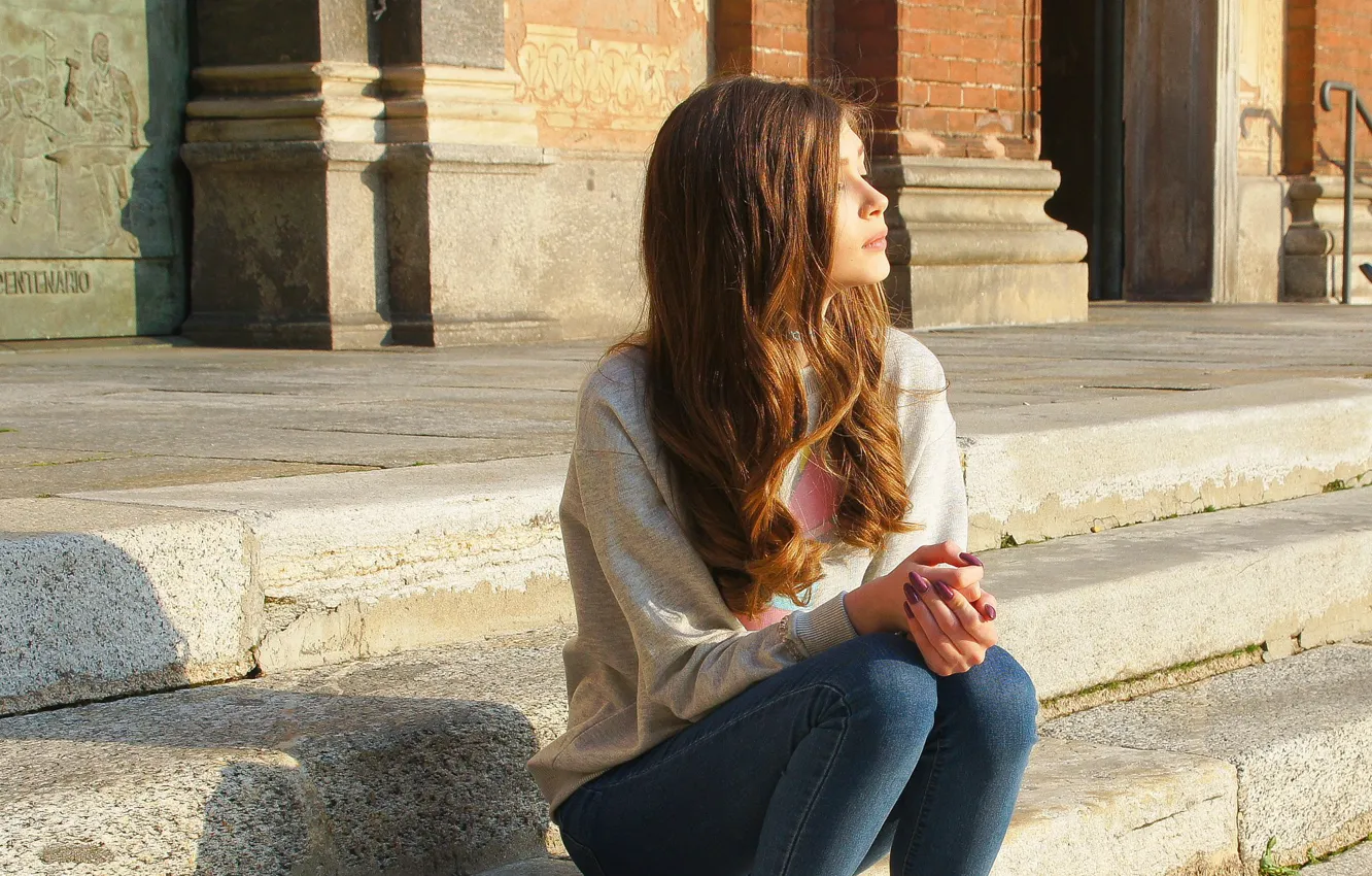 Фото обои девушка, настроение, милая, улица, волосы, джинсы, ступеньки, шатенка