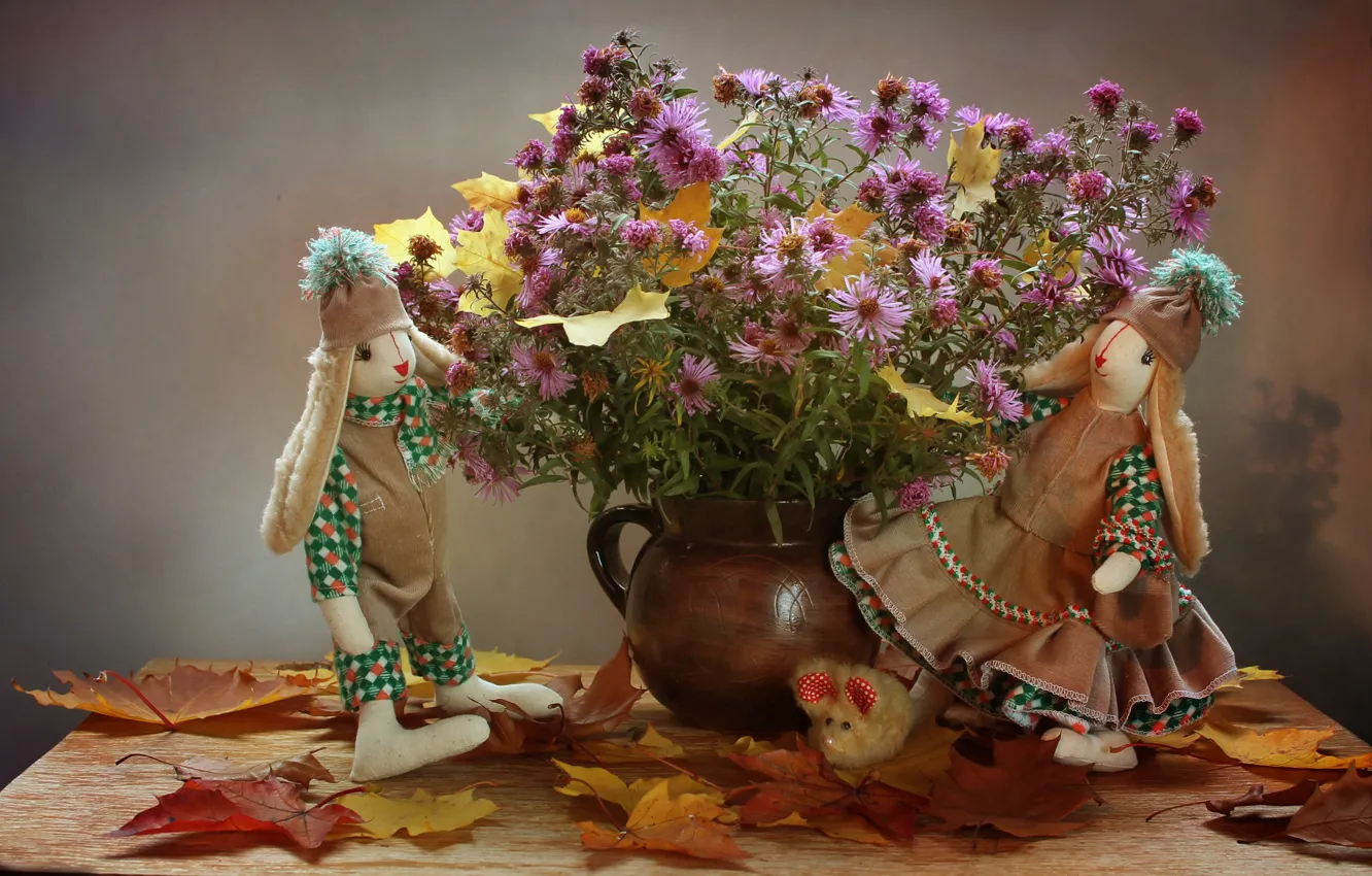 Фото обои осень, листья, цветы, октябрь, натюрморт, зайка, хризантемы, авторская игрушка
