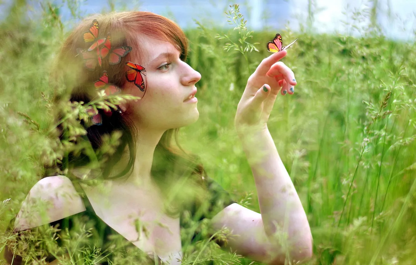Фото обои поле, девушка, бабочки, настроение