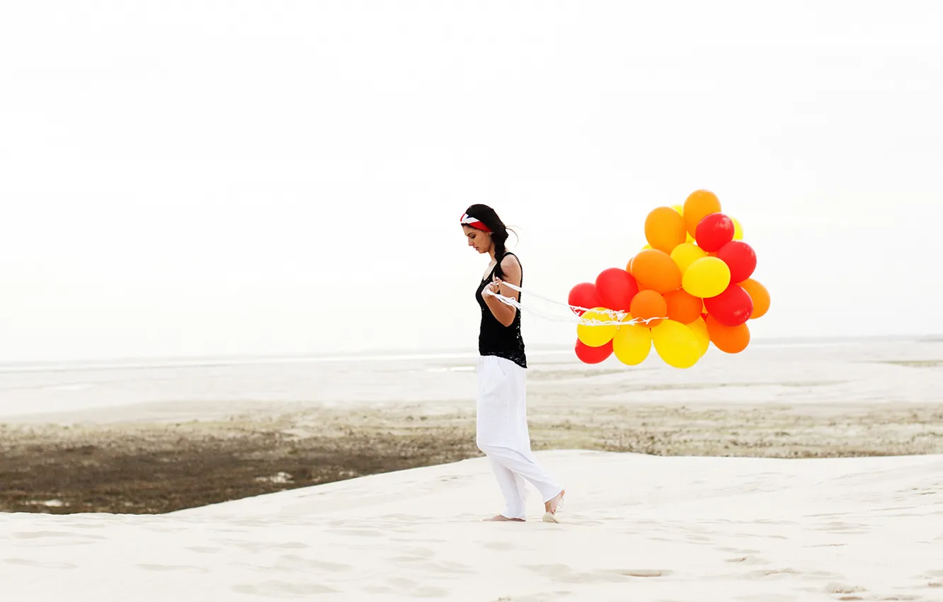 Фото обои girl, hair, wind, balloons, walking, sunny, dunes