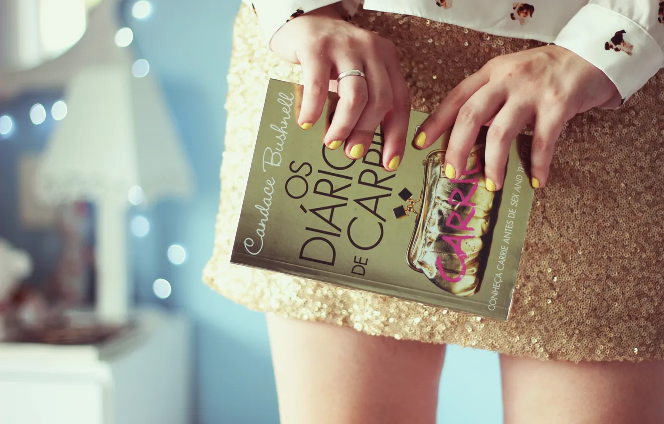 Фото обои девушка, фон, обои, настроения, юбка, книга, ногти, лак