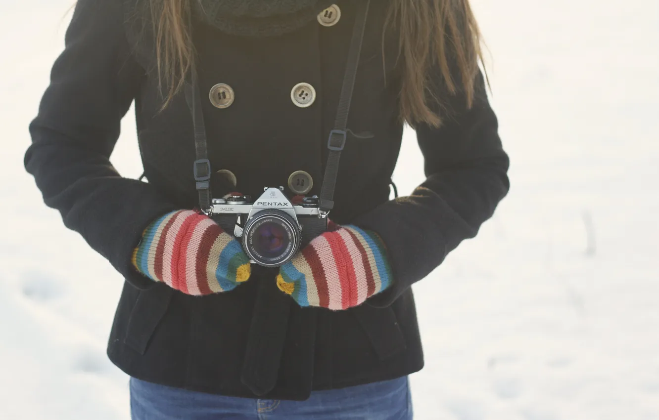 Фото обои зима, полоски, камера, фотоаппарат, пальто, варежки