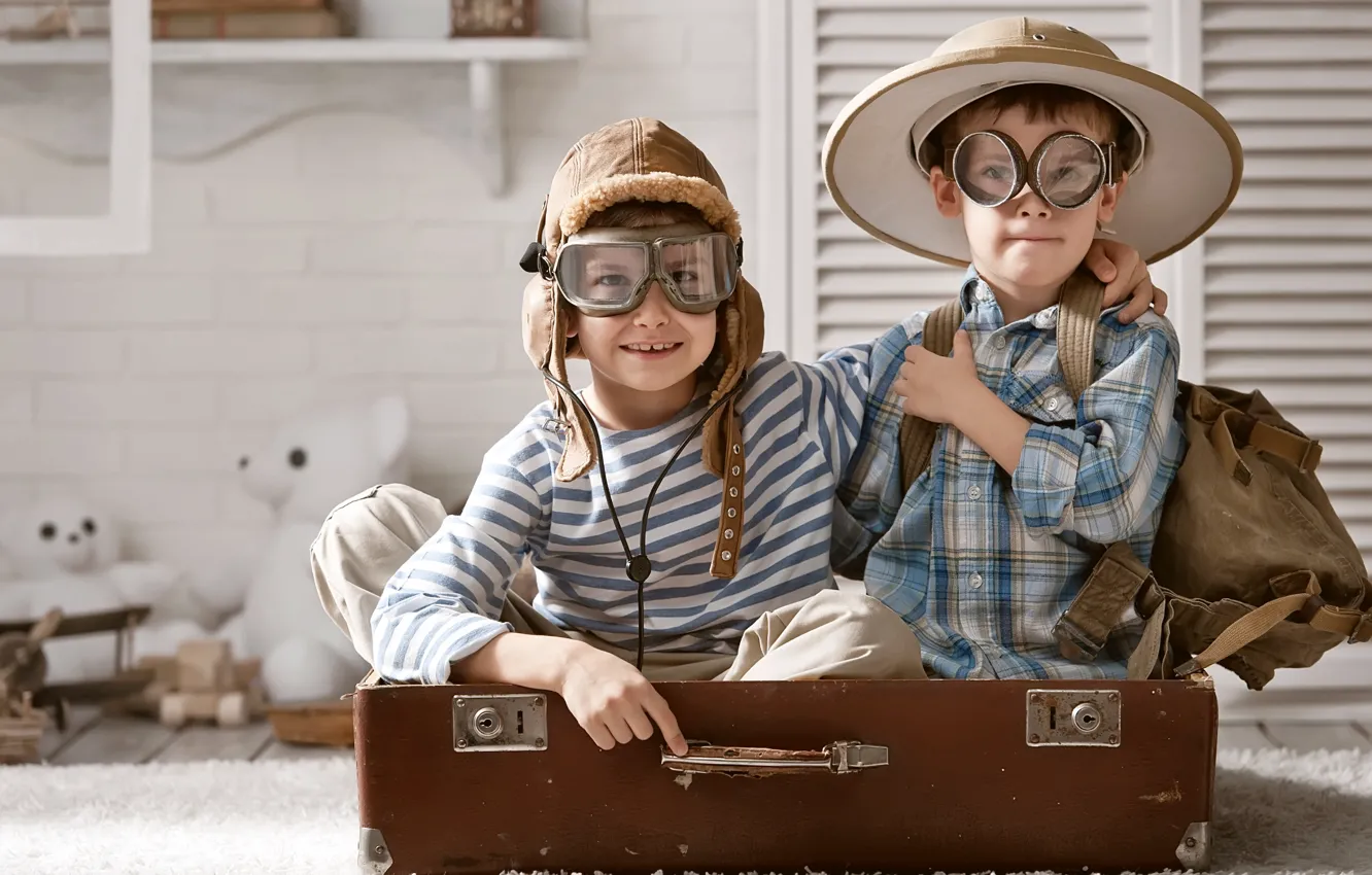 Фото обои дети, игра, игрушки, шляпа, очки, чемодан, рюкзак, мишки