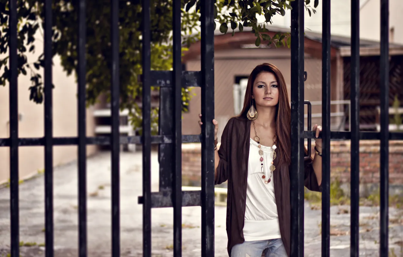 Фото обои взгляд, девушка, ворота, фотограф, girl, photography, photographer, Brian Storey