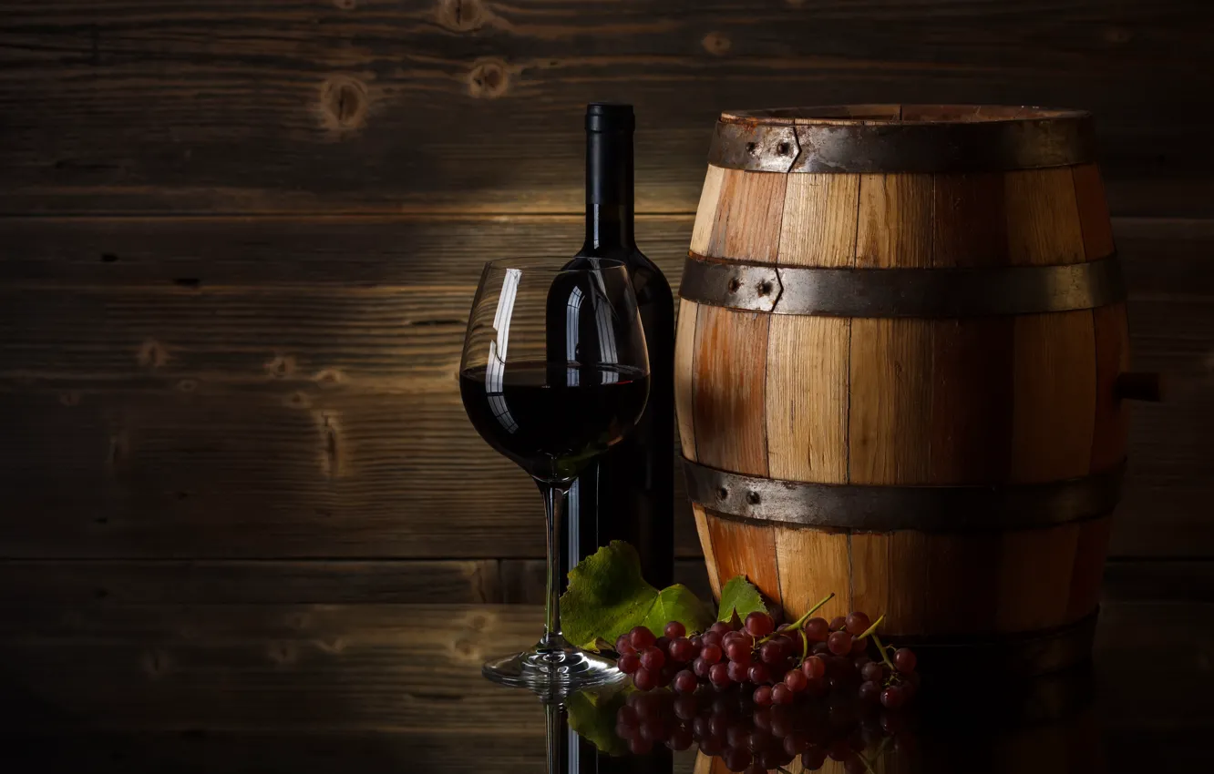 Фото обои вино, бокал, виноград, бочка