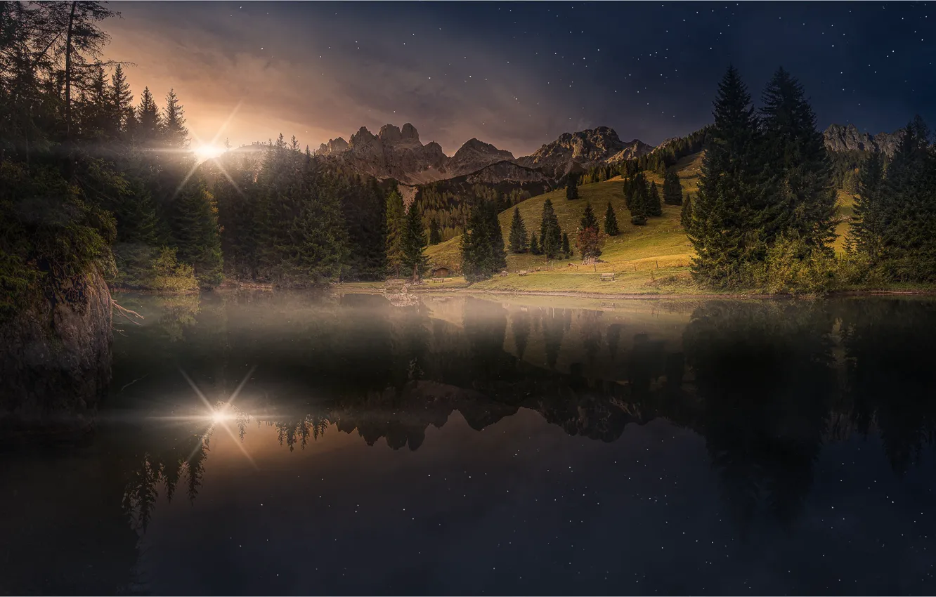 Фото обои лес, небо, солнце, звезды, закат, горы, озеро, отражение