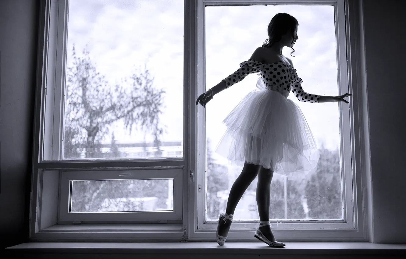 Фото обои девушка, поза, окно, черно-белое, балерина, Юрьев Алексей