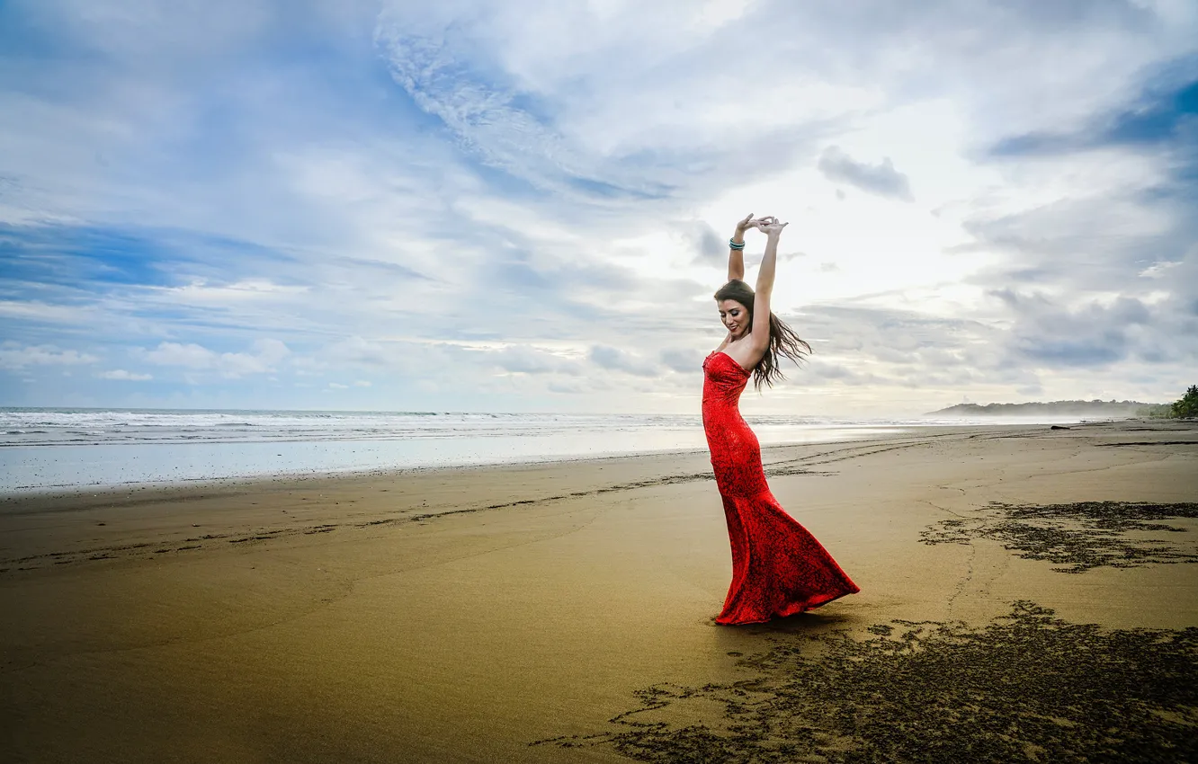Фото обои волны, девушка, берег, танец, прибой, в красном, Kimberly