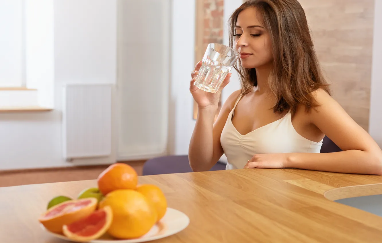 Фото обои вода, девушка, стакан, апельсины