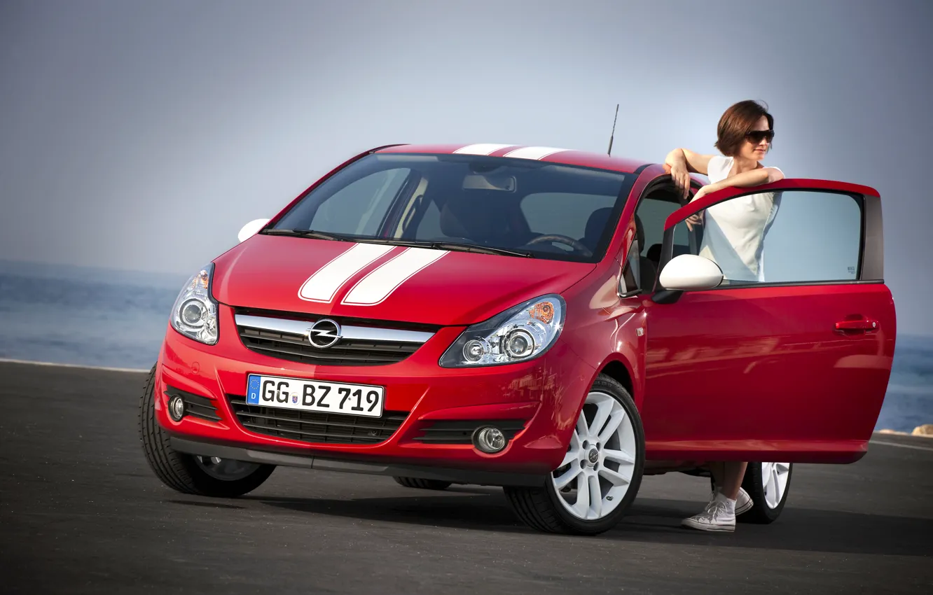 Фото обои взгляд, девушка, Девушки, очки, красный авто, Opel Corsa