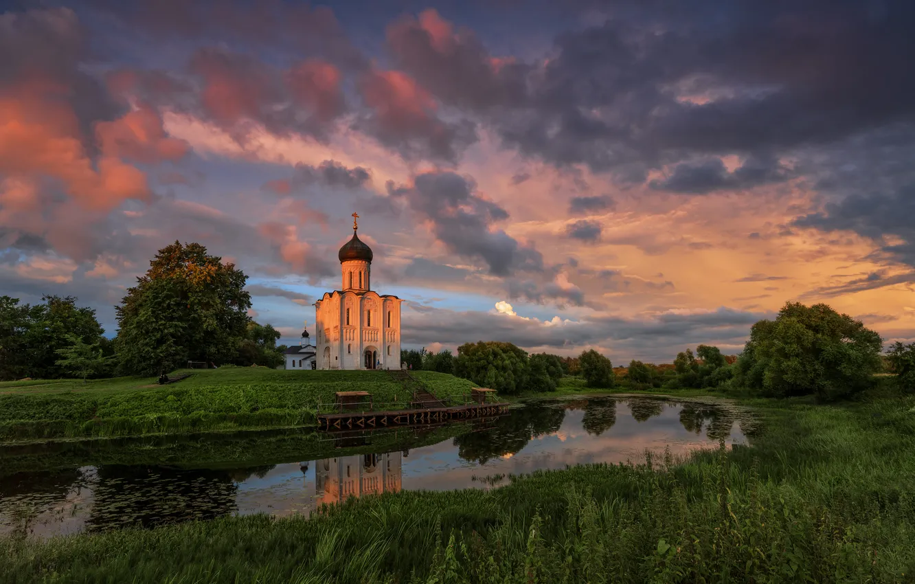 Фото обои облака, простор, церковь, речка, отражение в воде, Олег Зверев, Небесный хоровод