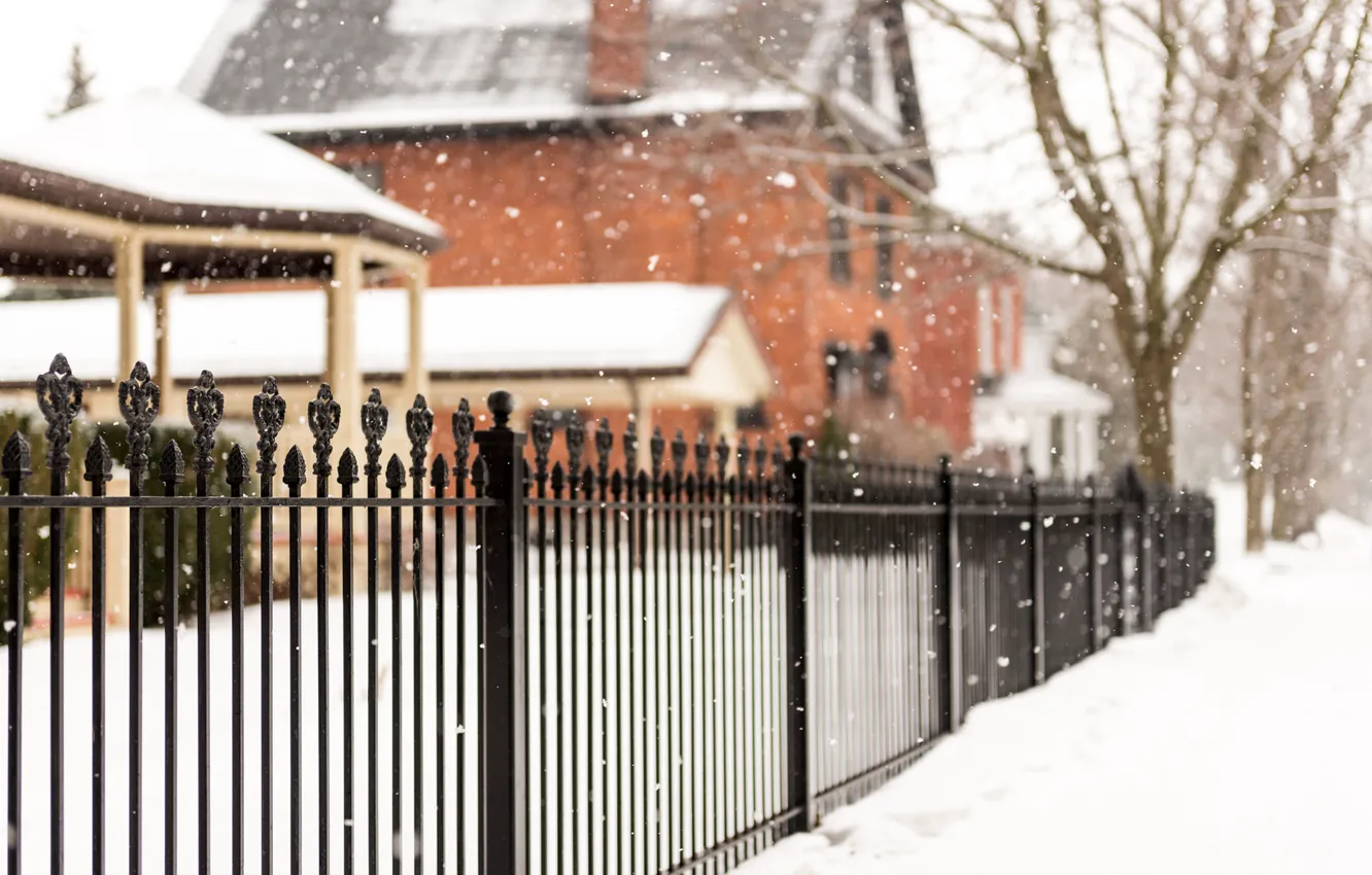 Фото обои зима, снег, деревья, снежинки, природа, забор, дома, ограда
