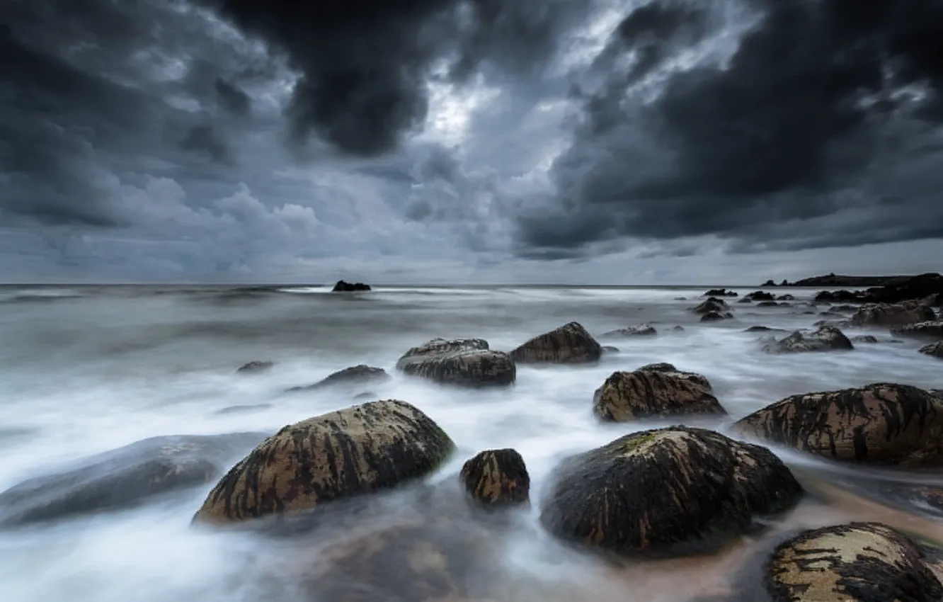 Фото обои тучи, камни, Франция, Кельтское море, хмурое небо