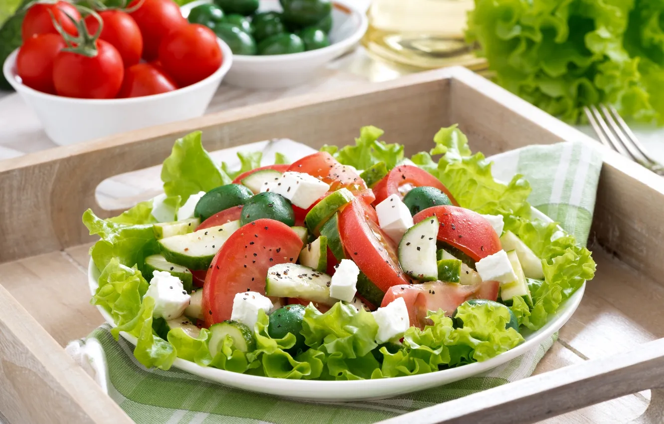 Фото обои овощи, помидоры, оливки, огурцы, салат, фета