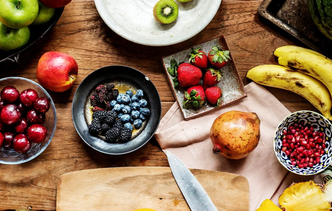 Фото обои ягоды, яблоко, киви, клубника, нож, фрукты, ананас, банан