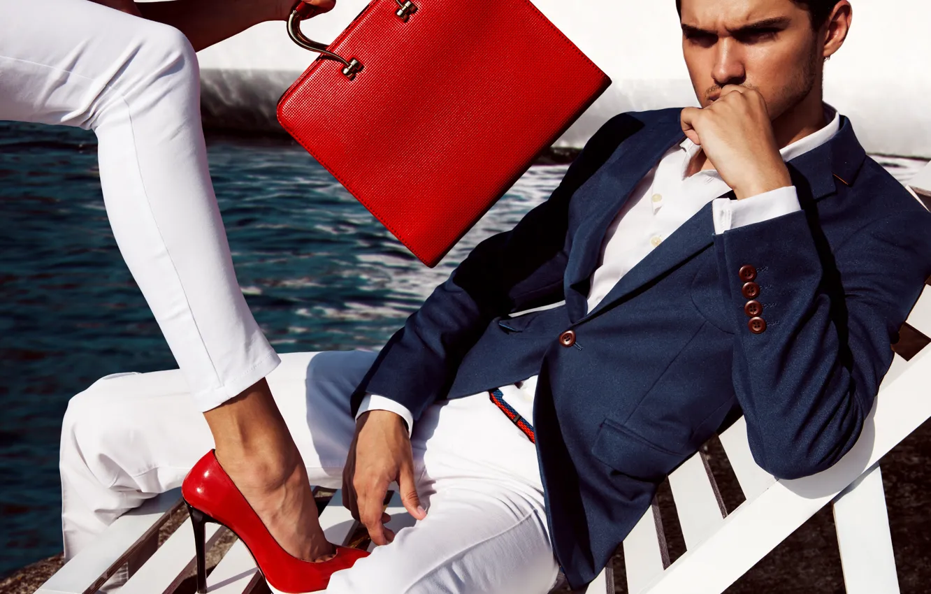 Фото обои взгляд, девушка, стиль, костюм, мужчина, сумка, нога, туфли красные