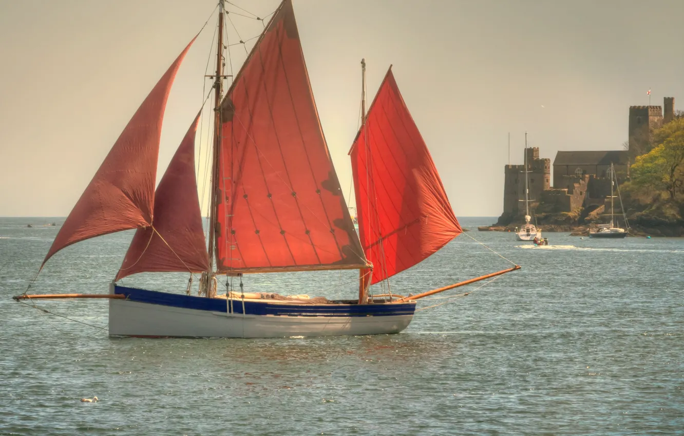 Фото обои море, небо, замок, лодка, парусник