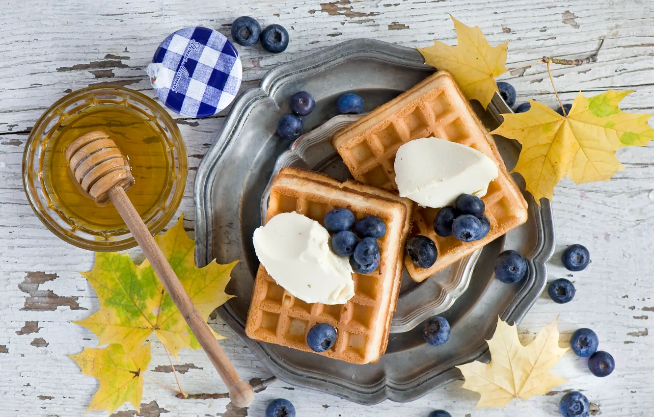 Фото обои осень, листья, ягоды, завтрак, черника, мед, мороженое, вафли