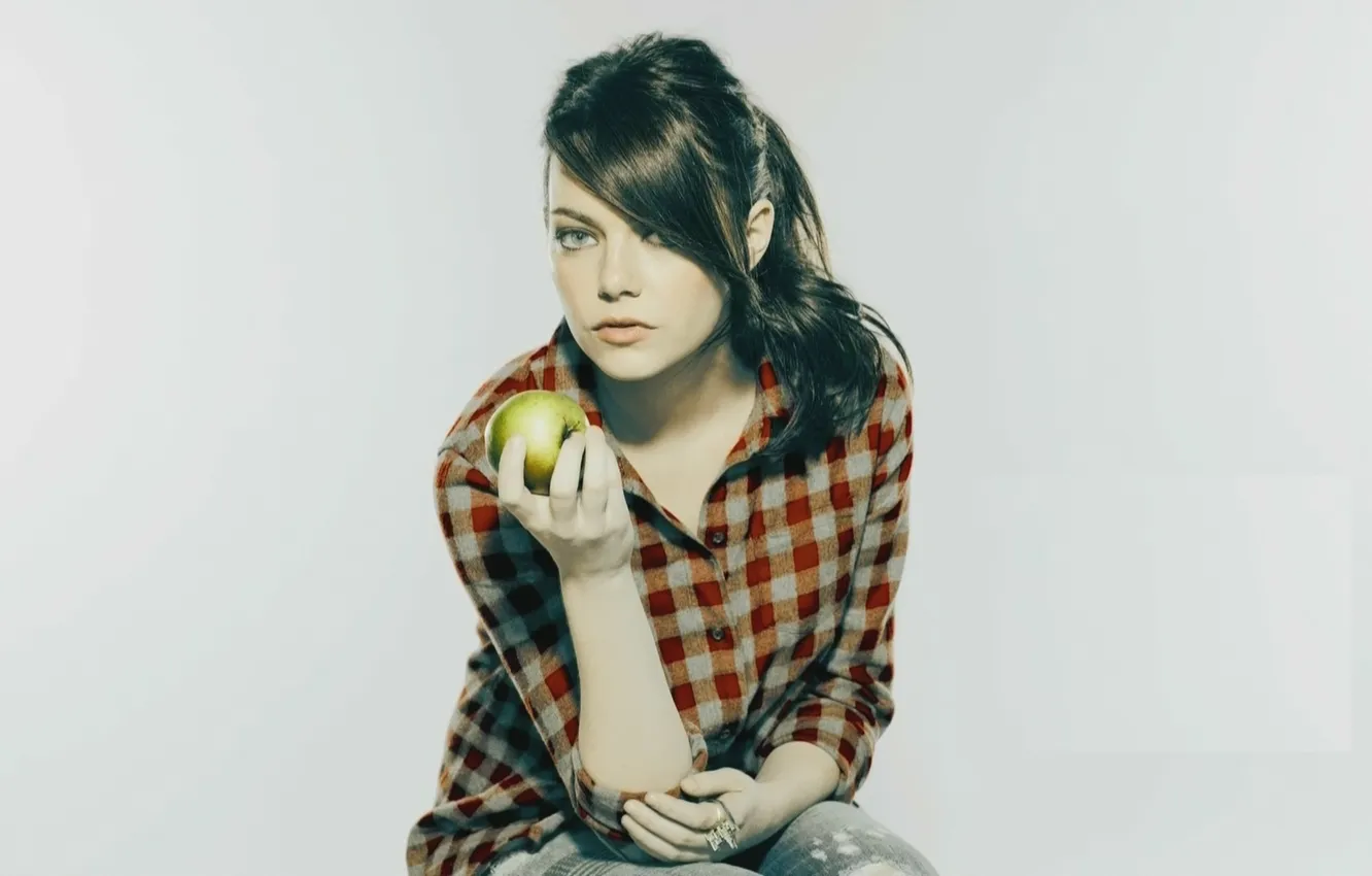 Фото обои яблоко, рубашка, emma stone, эмма стоун