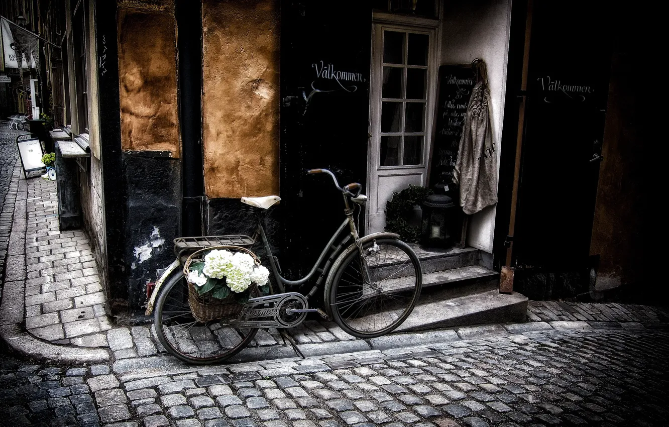 Фото обои цветы, велосипед, город, улица, корзина, здания, мостовая