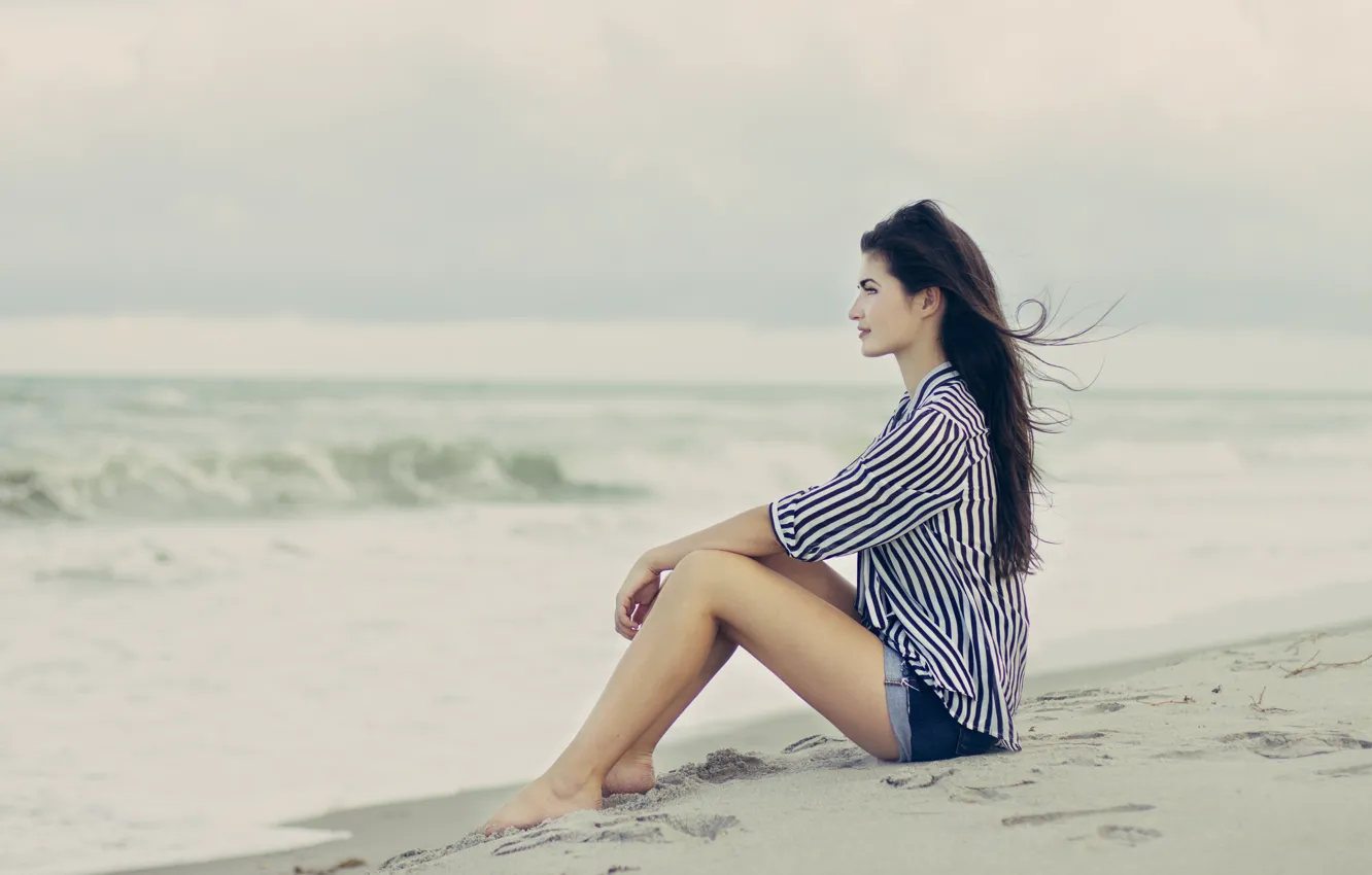 Фото обои песок, пляж, девушка, поза, ветер, брюнетка, профиль, сидит