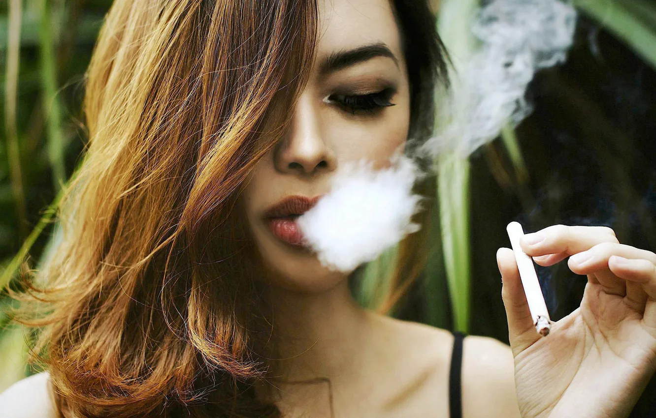Фото обои взгляд, девушка, модель, дым, сигарета, азиатка, Wylona Hayashi