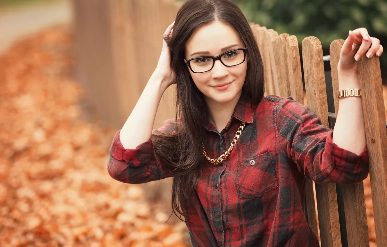 Фото обои осень, листья, девушка, улыбка, очки, шатенка, Luisa