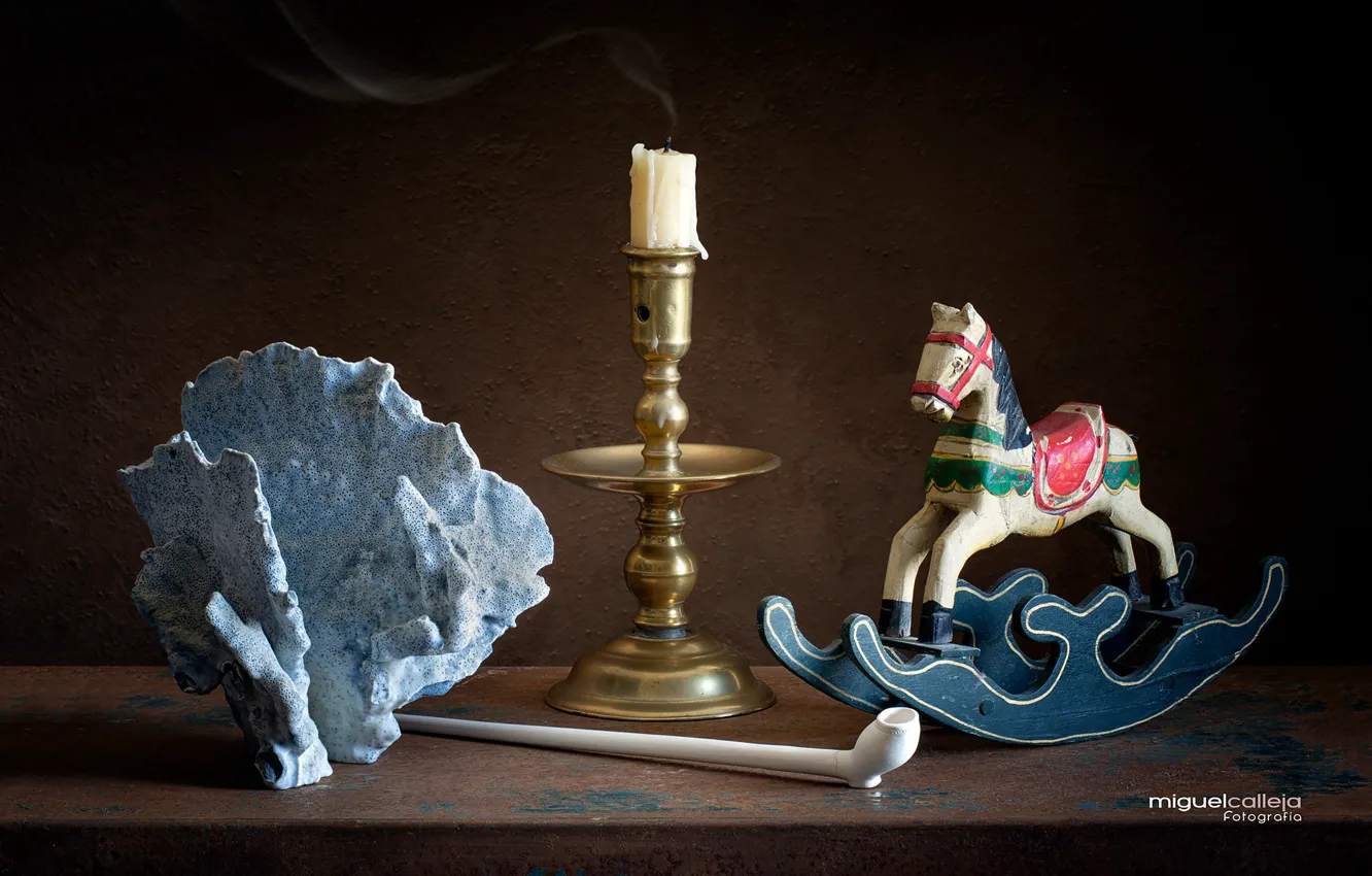 Фото обои игрушка, свеча, трубка, лошадка, коралл
