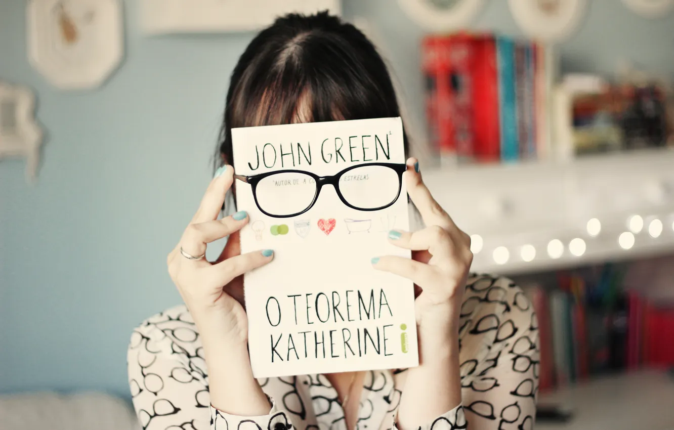 Фото обои девушка, фон, обои, настроения, брюнетка, очки, книга, картинка