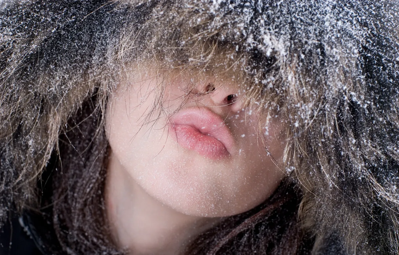 Фото обои зима, девушка, снег, настроение, шапка, поцелуй, губы