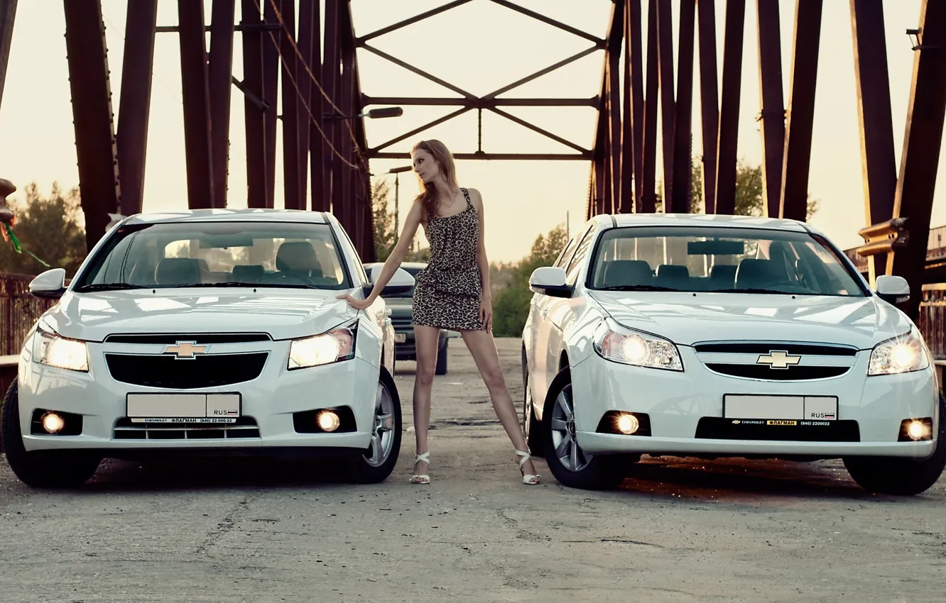 Фото обои девушка, мост, Девушки, Chevrolet, белые авто