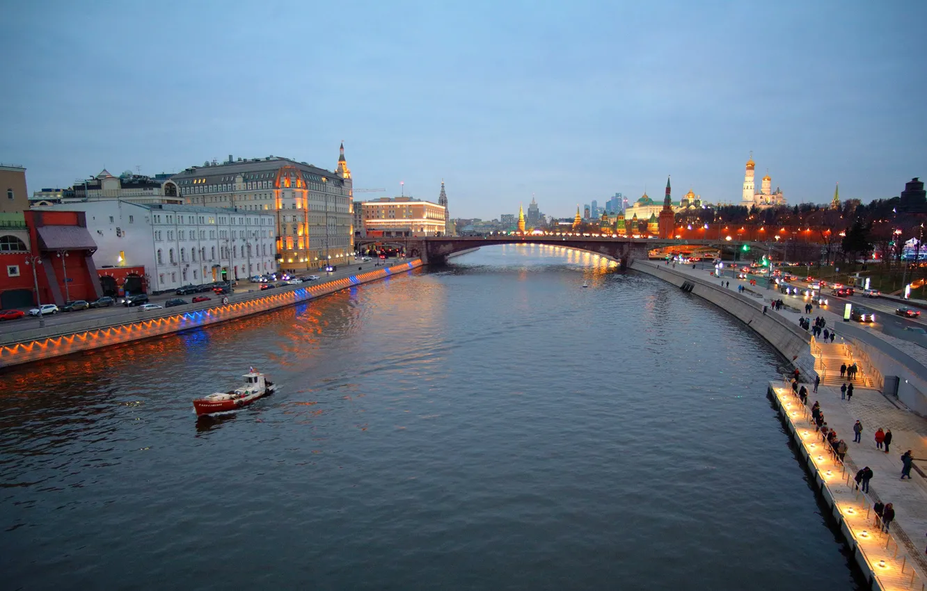Фото обои мост, город, река, здания, вечер, освещение, Москва, Кремль