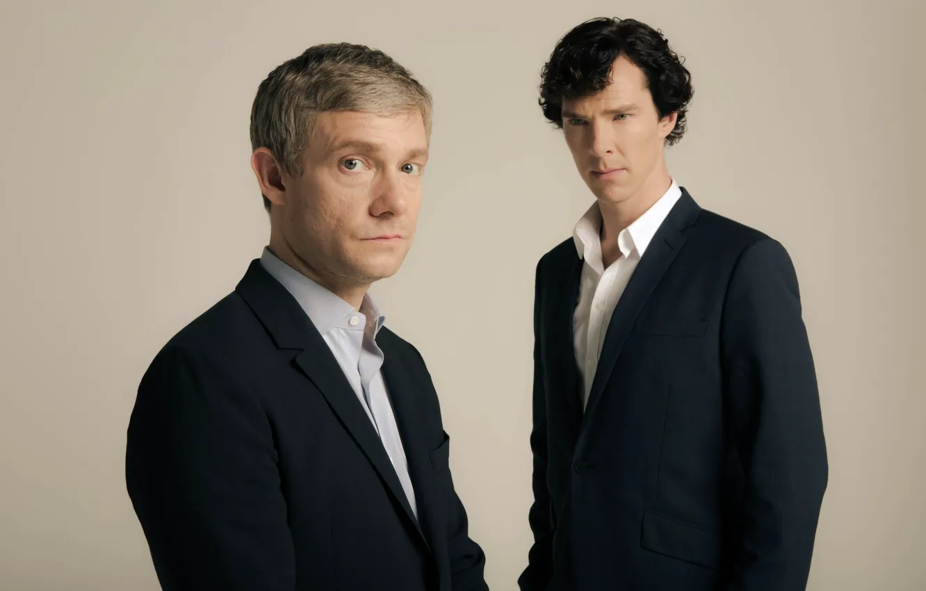 Фото обои арт, фотосессия, Мартин Фриман, Бенедикт Камбербэтч, Sherlock bbc, Sherlock BBC, Sherlock Holmes, бежевый фон