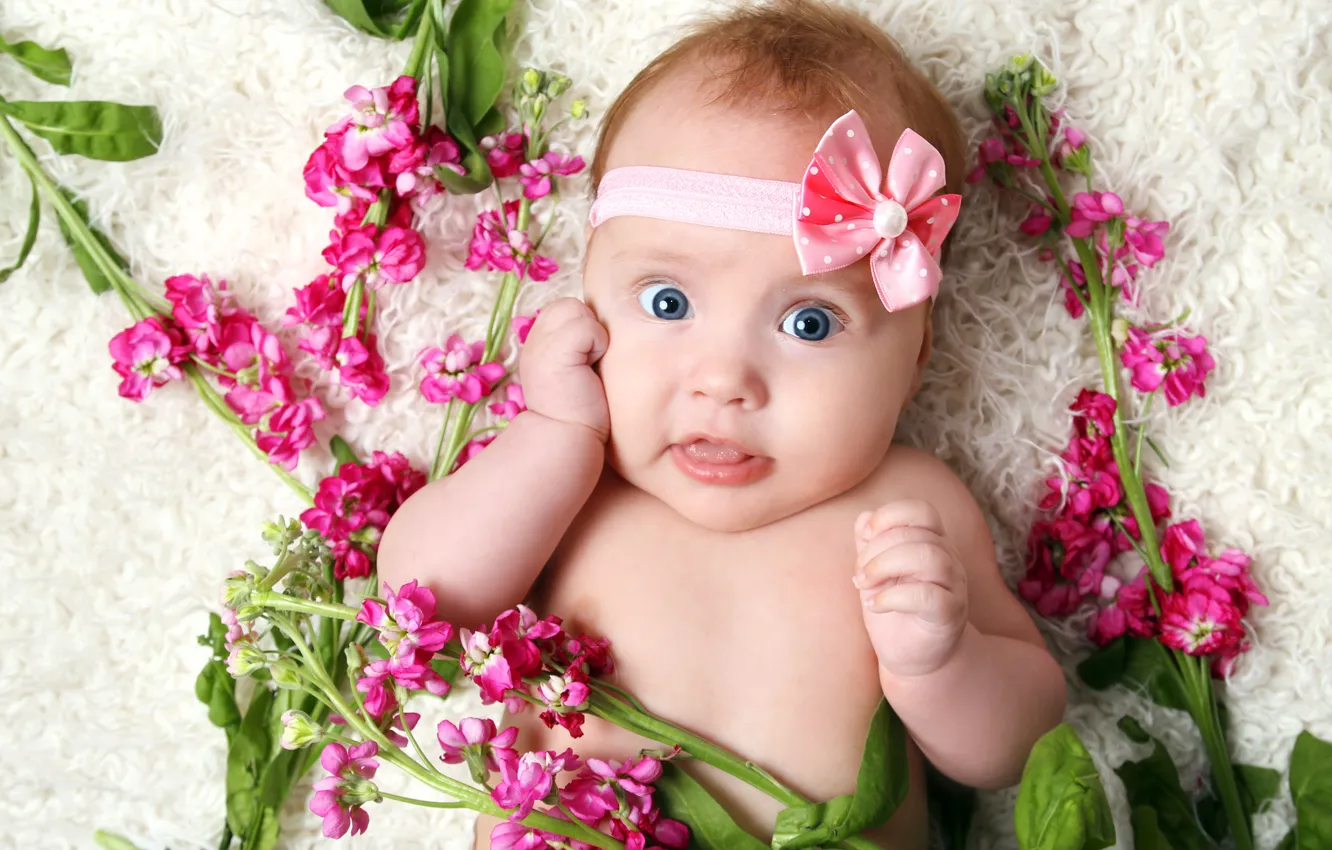 Фото обои цветы, улыбка, игра, ребенок, девочка, play, happy, smile