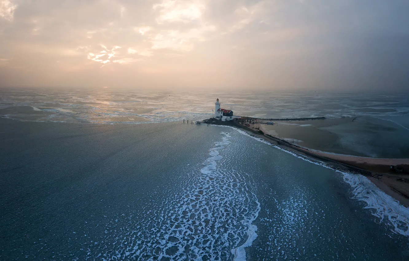 Фото обои озеро, маяк, Нидерланды, The Netherlands, Marken, Маркен, Lighthouse Paard van Marken, Маяк Паард ван Маркен