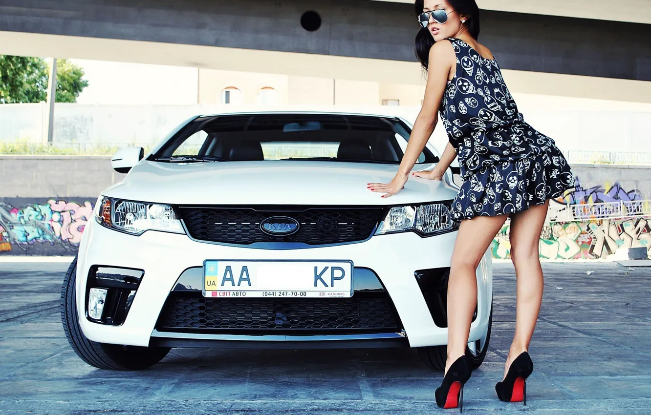 Фото обои Машины, Брюнетка, в очках, Красивая девушка, стоит рядом с белым авто KIA, руки на капоте
